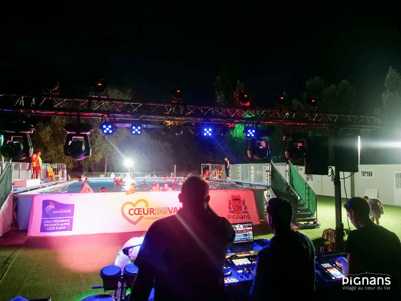 dj de dos avec la piscine de Pignans plage en fond le soir de la pool party