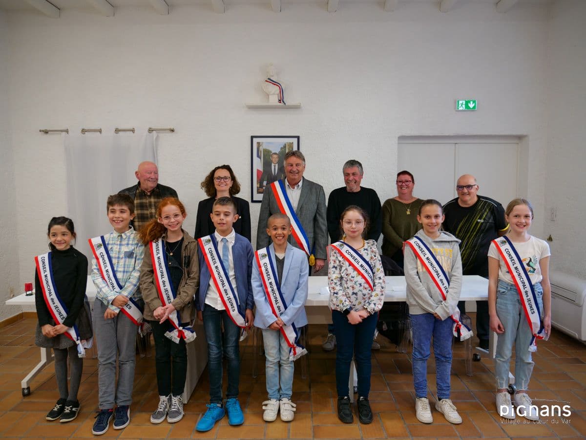 Conseil municipal des jeunes groupe intronisation