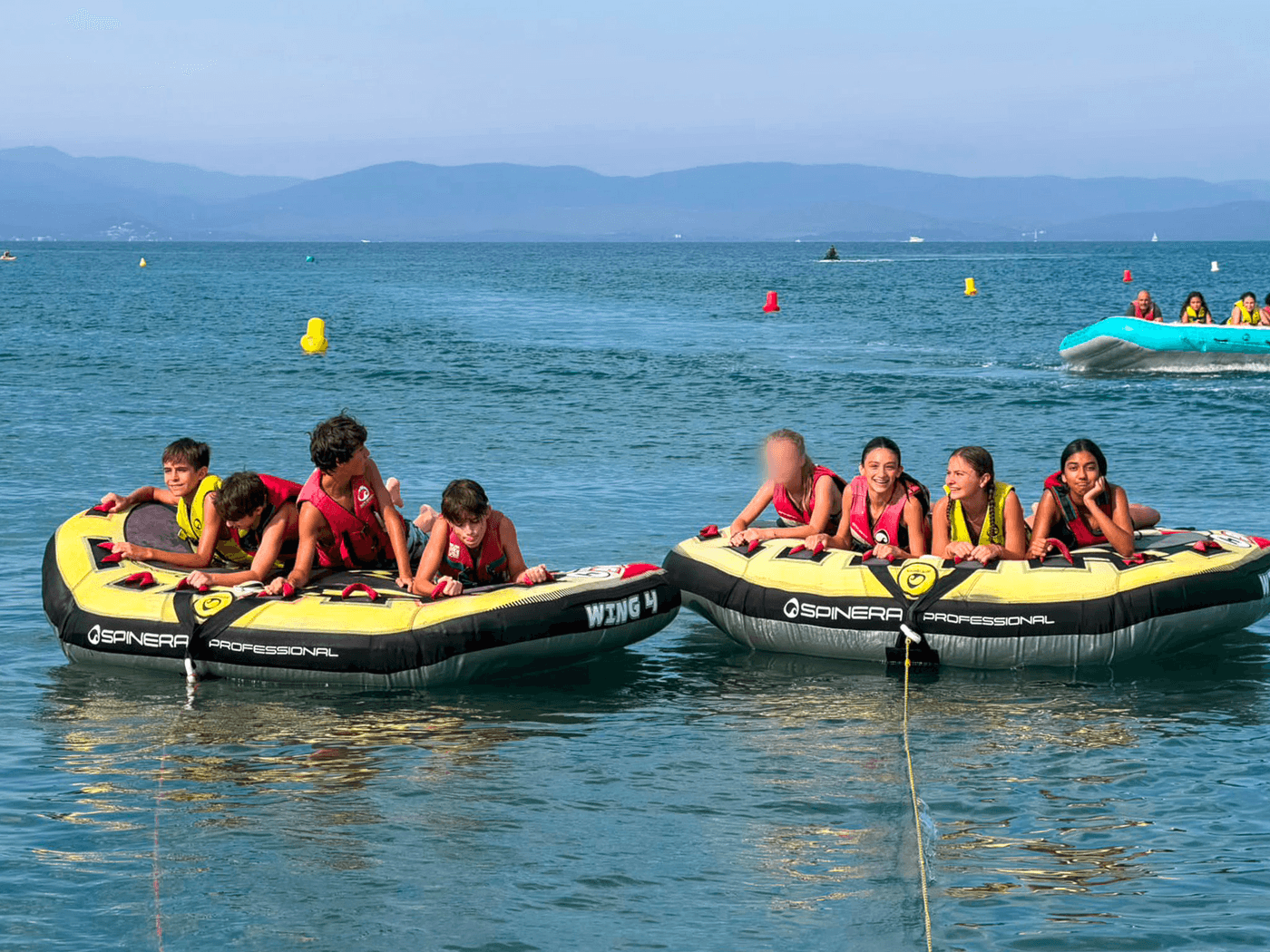 un groupe de personnes en pirogue