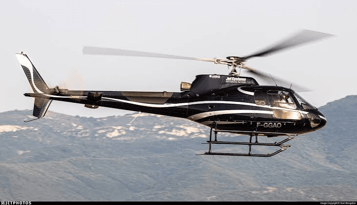 un hélicoptère dans les airs