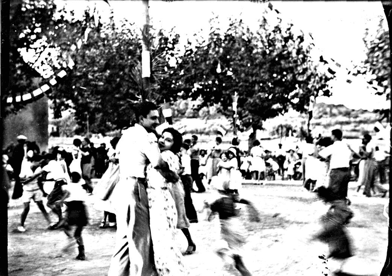 photo d'archive de personnes qui dansent lors de la fête locale de Pignans