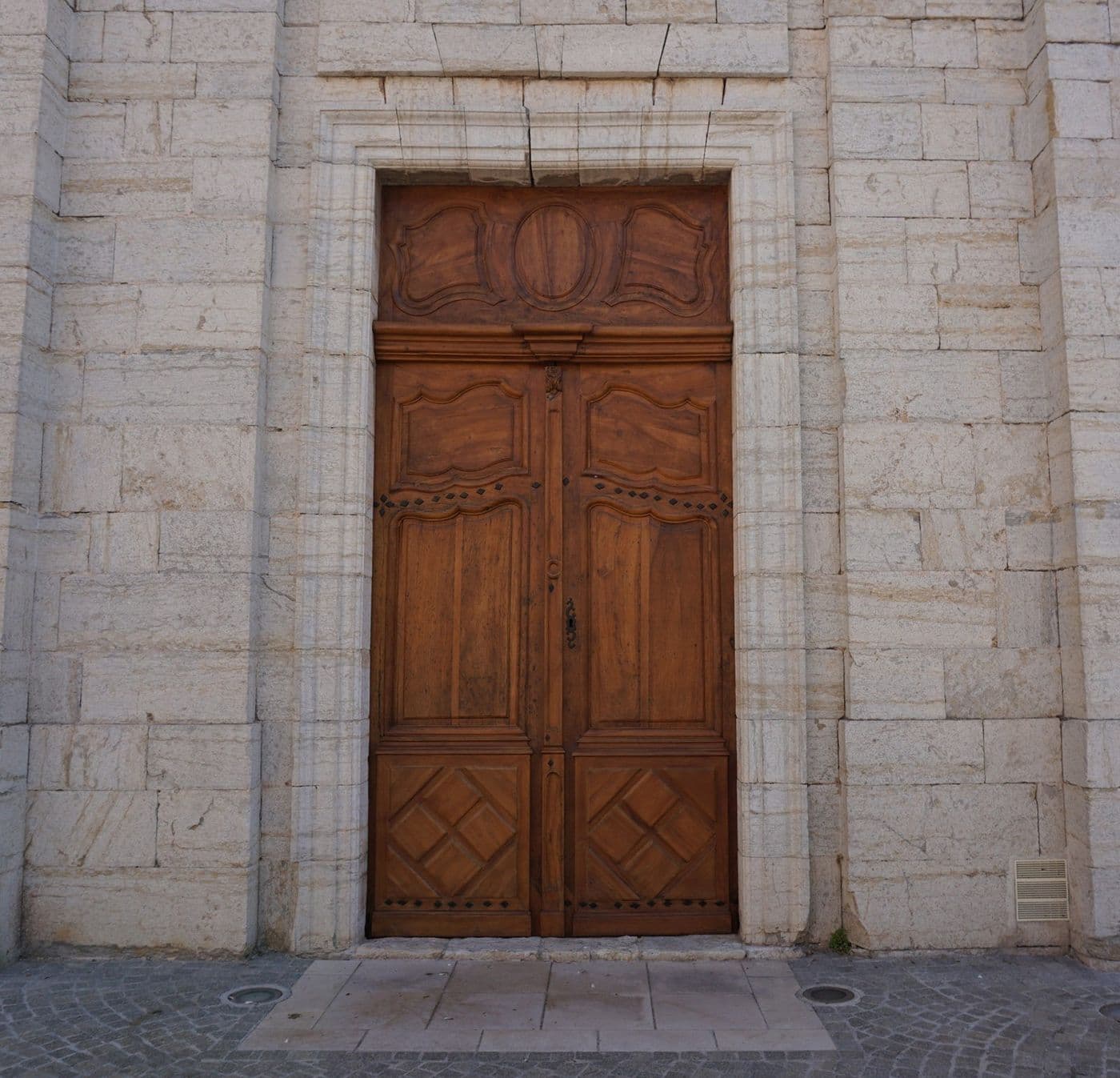 Pignans porte restauree collegiale avril2019