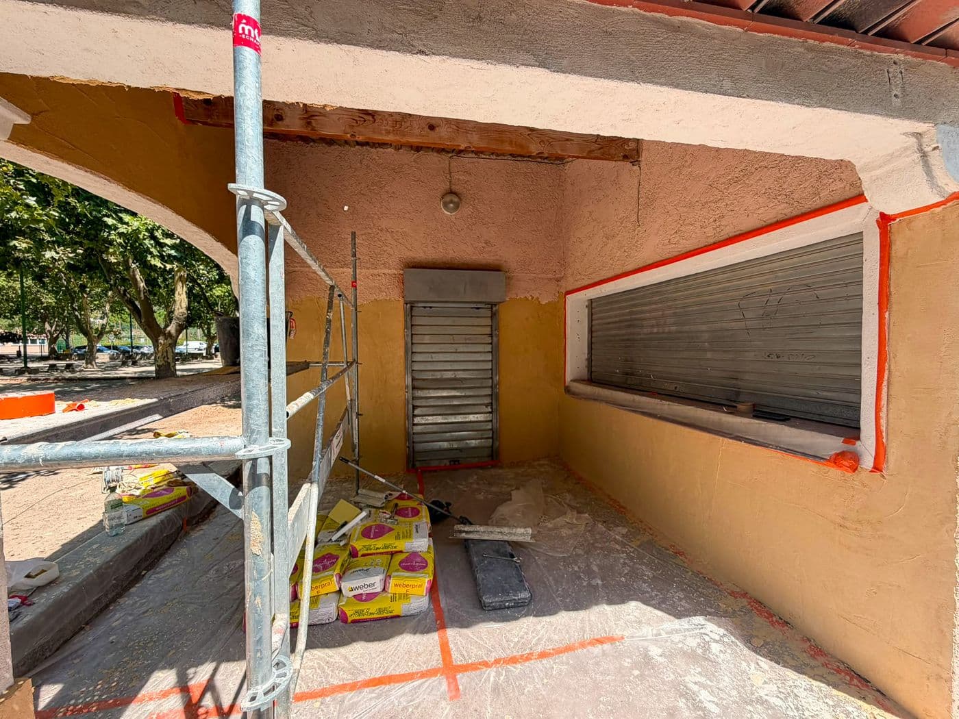 un bâtiment avec une clôture et une porte